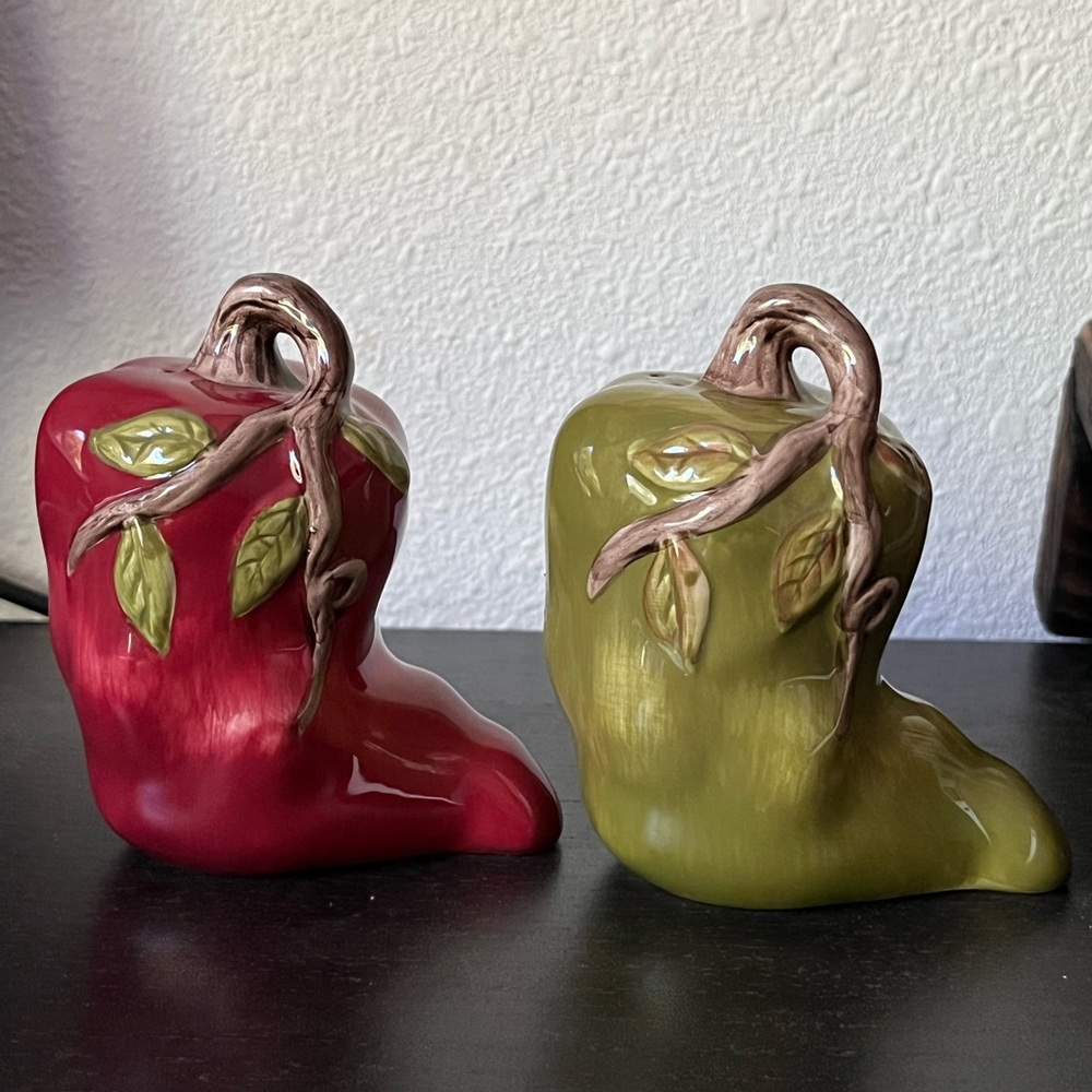 Red And Green Bell Peppers Salt and Pepper Shacker with vines and Leafs